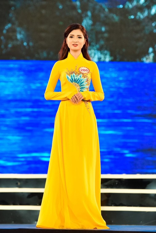 Me man ngam thi sinh Hoa hau Viet Nam dien ao dai-Hinh-7